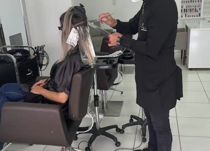 Serviço de coloração no VENANCIO GOMES BEAUTY LOUNGE em Cacoal, RO, BR, destacando cabelos incríveis.