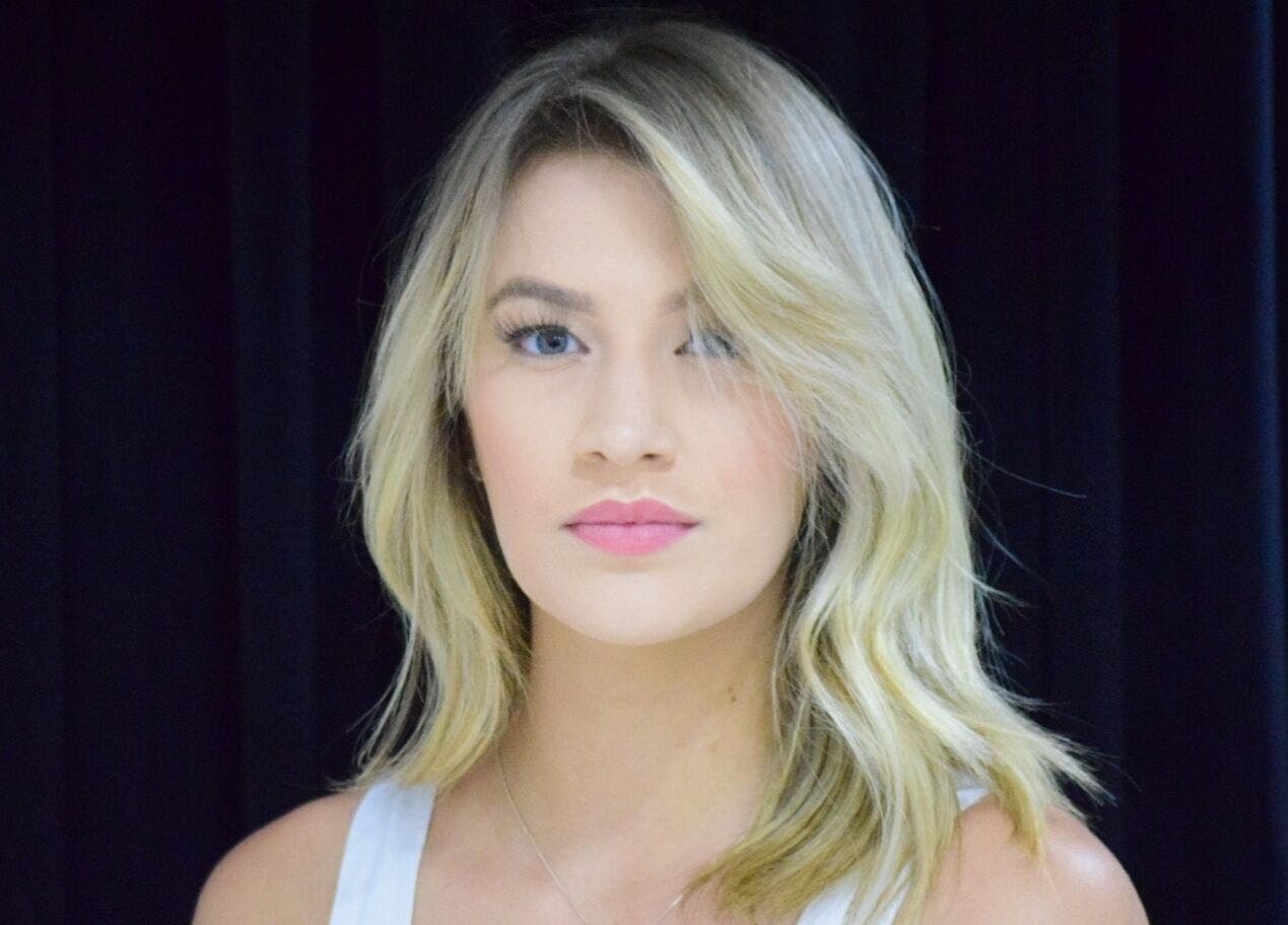 Modelo loira em destaque no VENANCIO GOMES BEAUTY LOUNGE, Cacoal, RO, BR, mostrando beleza e estilo refinado.