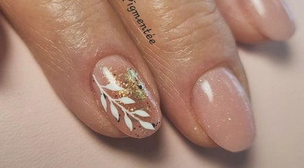 Nail art délicat à Beauté Pigmentée par Audrey, Saint père en retz, Pays De La Loire, FR.