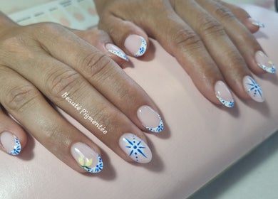 Nail art délicat avec motifs floraux bleus chez Beauté Pigmentée by Audrey, Saint père en retz, Pays De La Loire, FR.