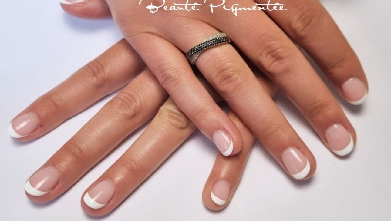 Manucure française élégante à Beauté Pigmentée by Audrey, Saint père en retz, Pays De La Loire, FR.