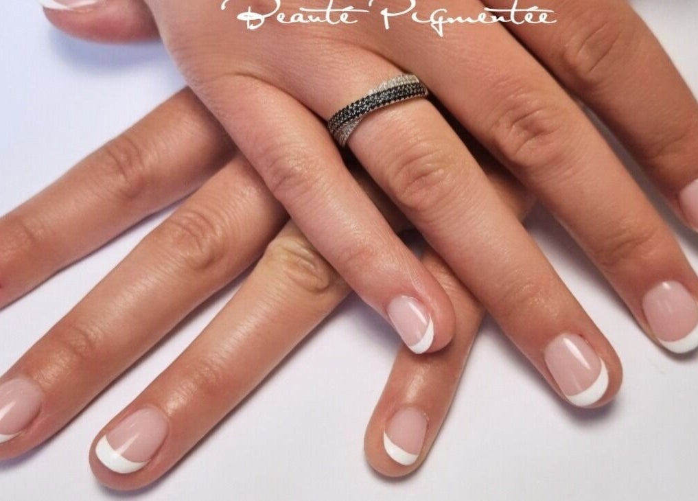 Manucure française élégante à Beauté Pigmentée by Audrey, Saint père en retz, Pays De La Loire, FR.