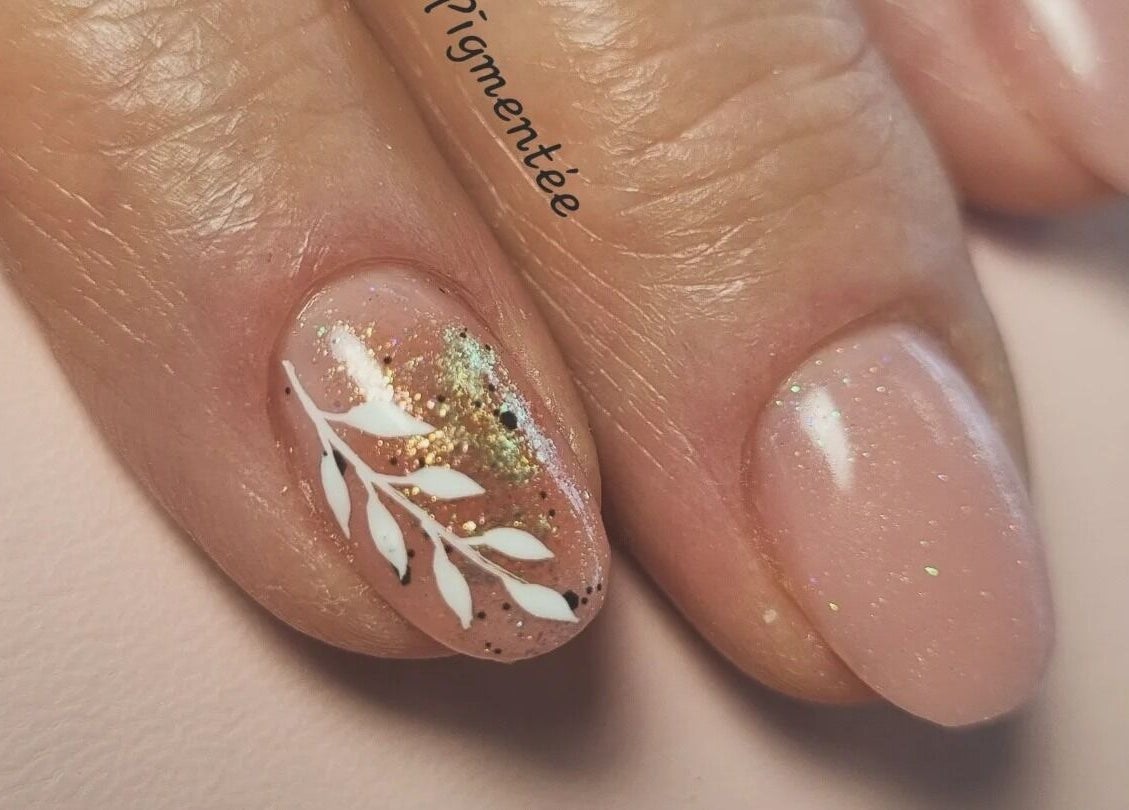 Nail art scintillant avec design floral à Beauté Pigmentée by Audrey, Saint père en retz, Pays De La Loire, FR.