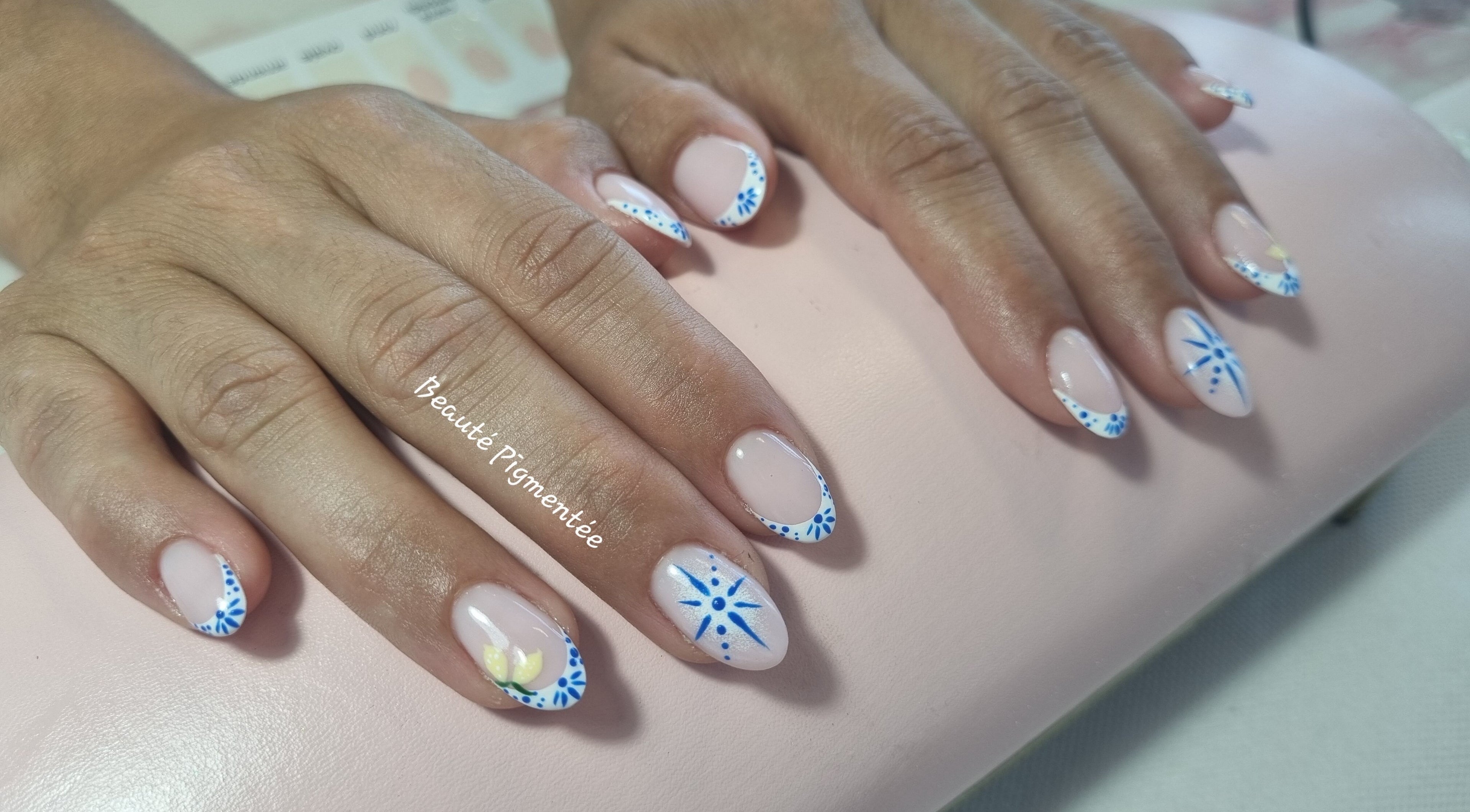 Nail art bleue délicate à Beauté Pigmentée by Audrey, Saint père en retz, Pays De La Loire, FR.