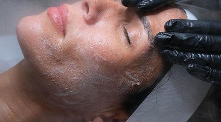 Tratamento facial na EAU CLINIC, Lisboa, Lisboa, PT, destacando rejuvenescimento e relaxamento.
