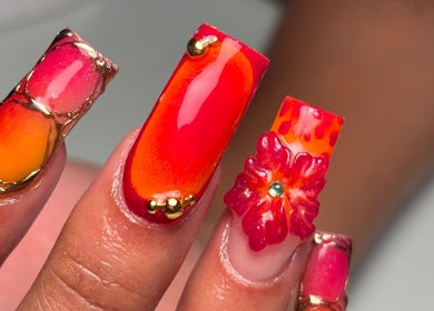 Diseños de uñas vibrantes en Toxic Beauty, Barcelona, Catalunya, ES, con flores y colores intensos.