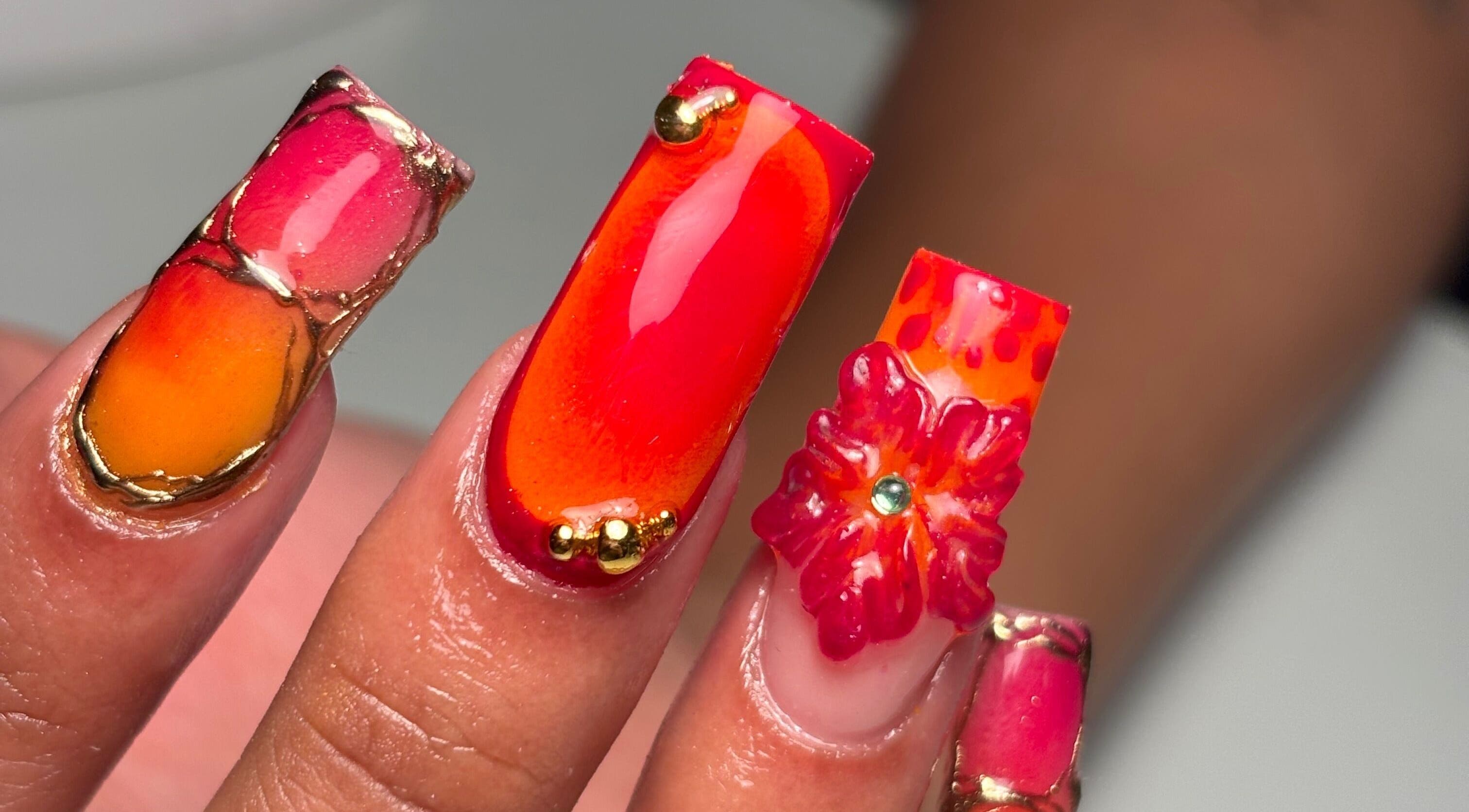 Diseños de uñas vibrantes en Toxic Beauty, Barcelona, Catalunya, ES, con flores y colores intensos.