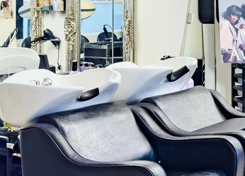 Luxurious salon wash stations at BeeUnique, Northampton, England, GB, offering premium beauty services.