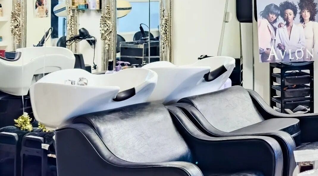 Luxurious salon wash stations at BeeUnique, Northampton, England, GB, offering premium beauty services.