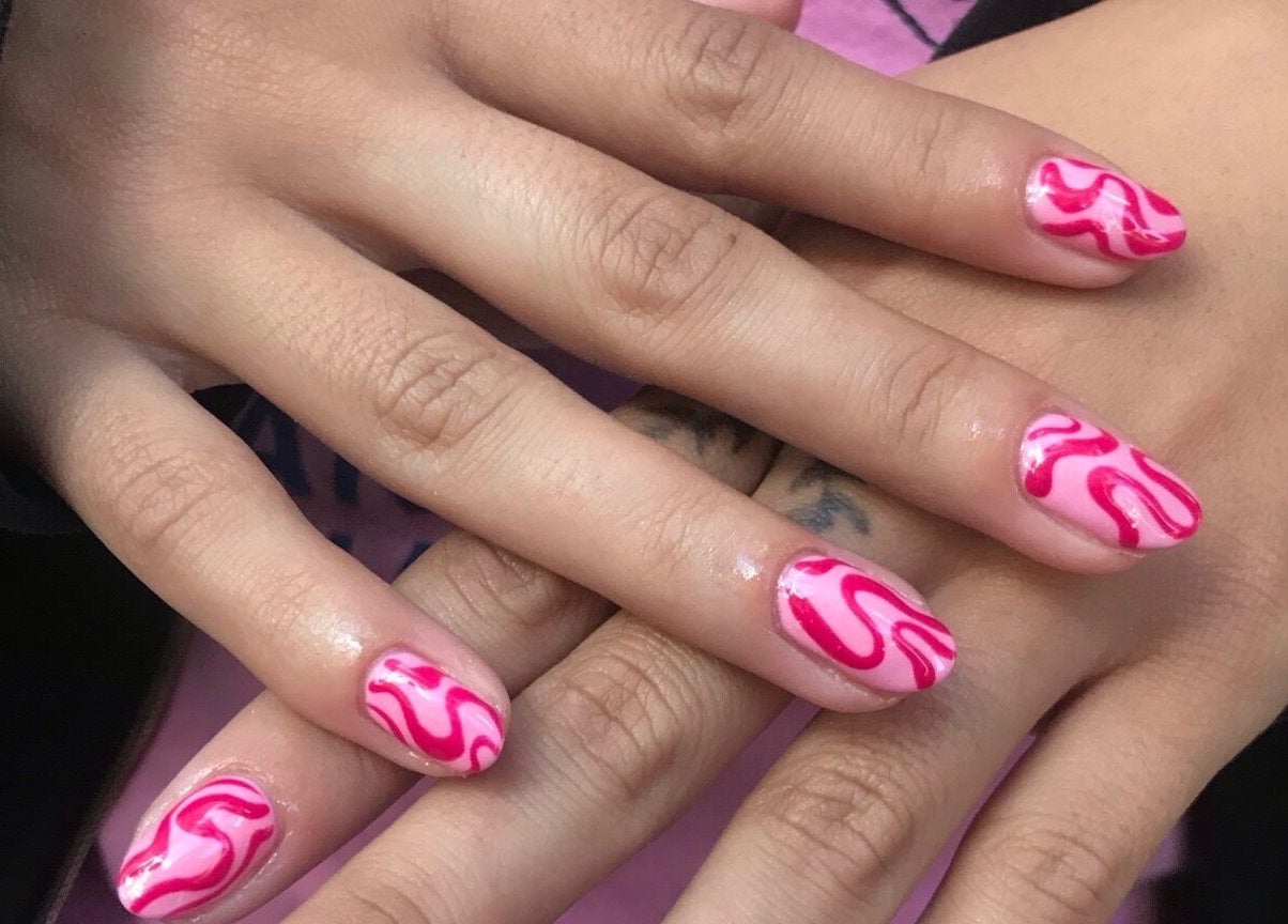 Diseño de uñas rosas con arte en Chainna, Randwick, New South Wales, AU.