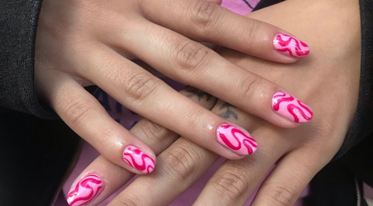 Diseño de uñas rosas con arte en Chainna, Randwick, New South Wales, AU.