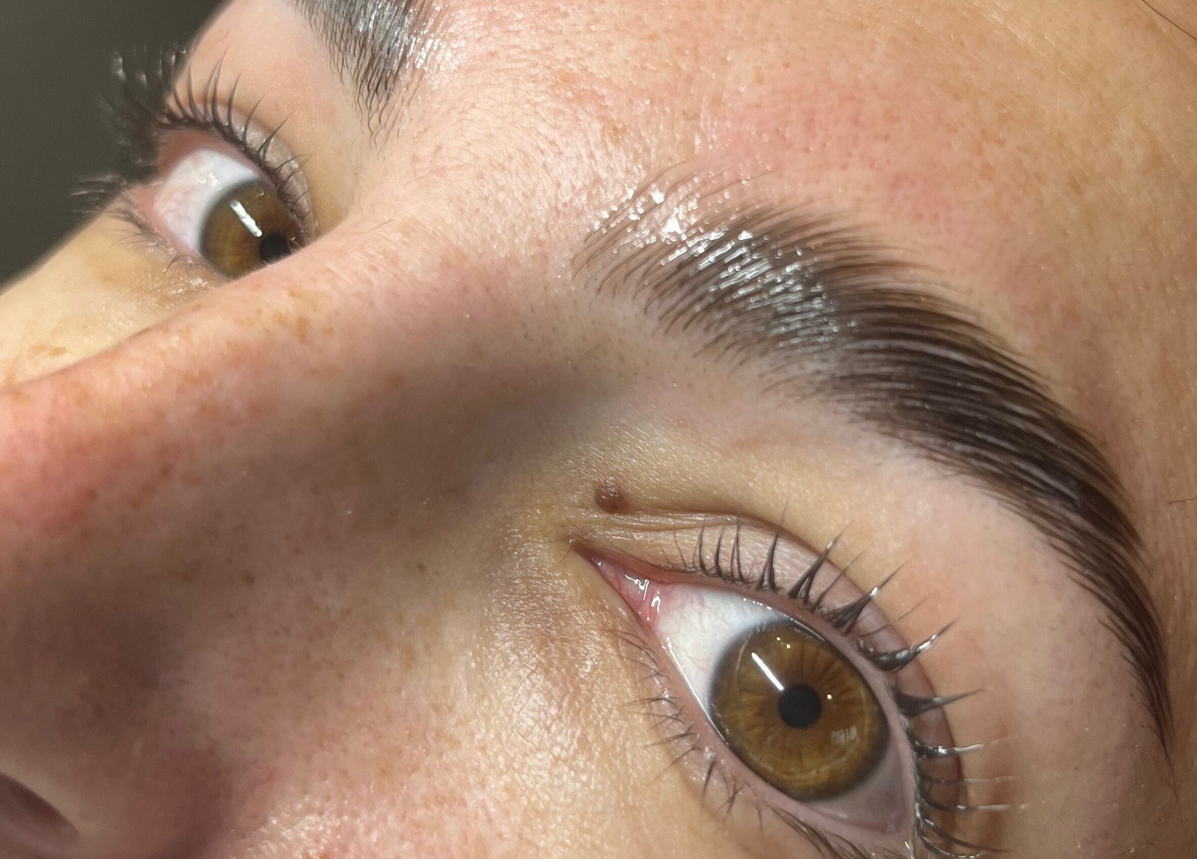 Close-up de cejas laminadas en Chainna, Randwick, New South Wales, AU realzando belleza natural.