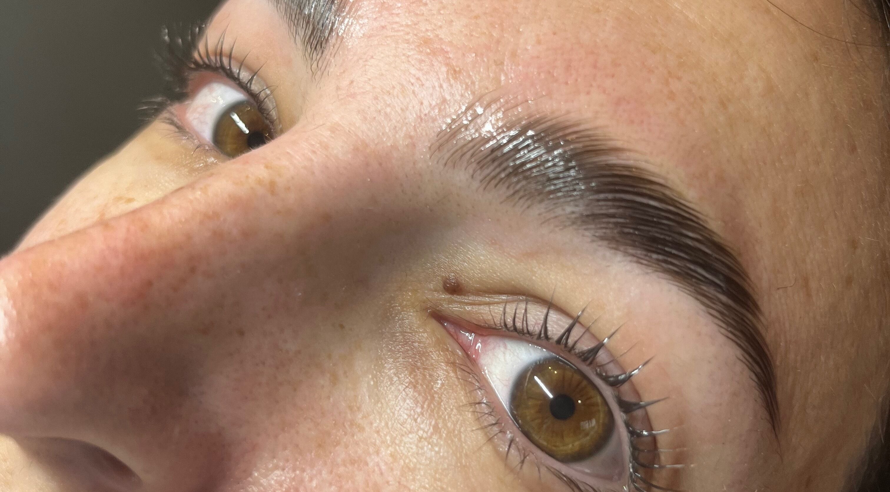 Close-up de cejas laminadas en Chainna, Randwick, New South Wales, AU realzando belleza natural.