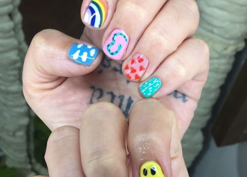 Manicura artística en Chainna, Randwick, New South Wales, AU. Diseños coloridos en uñas cortas.