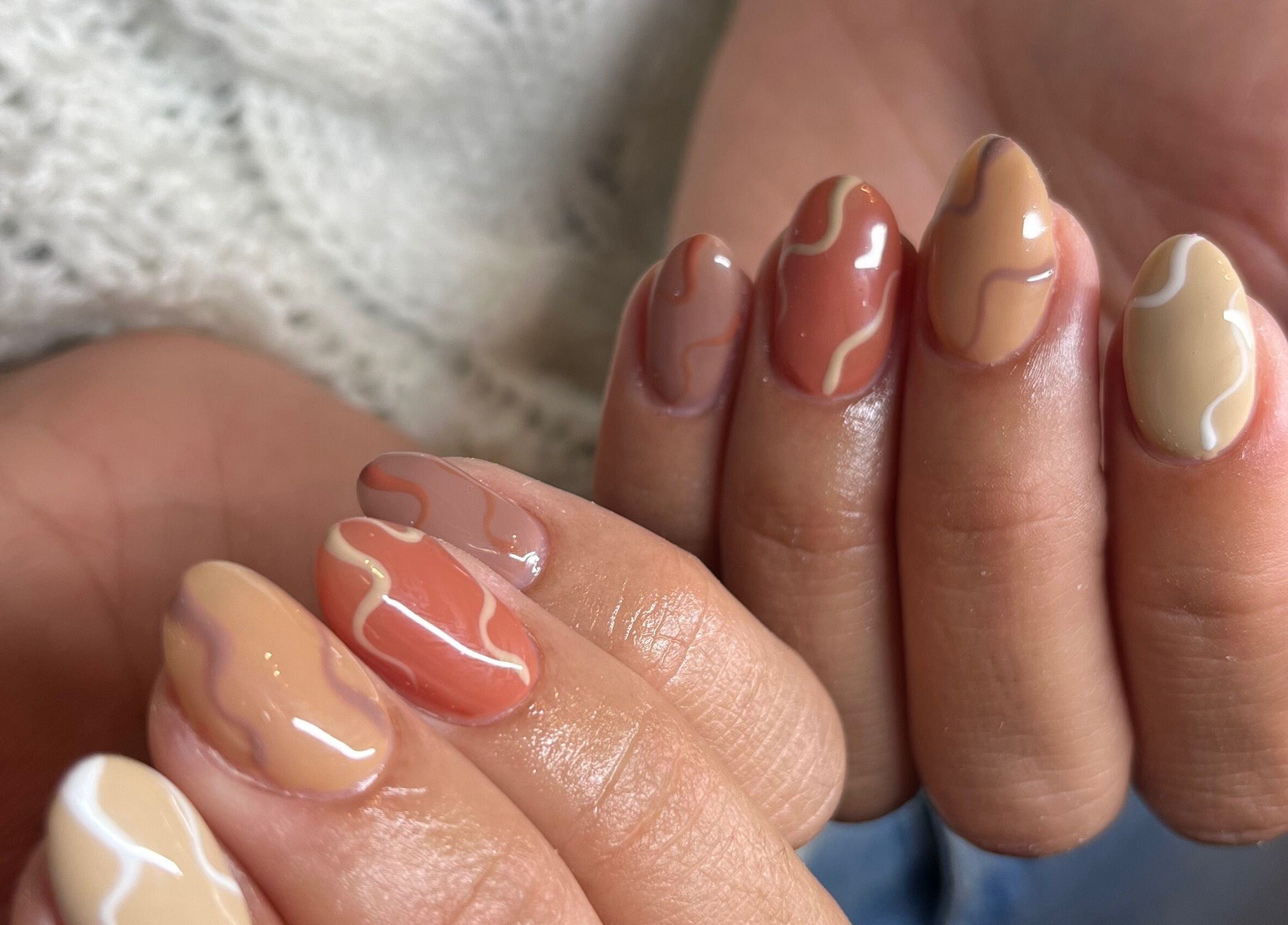 Diseño de uñas coloridas en Chainna, Randwick, New South Wales, AU.