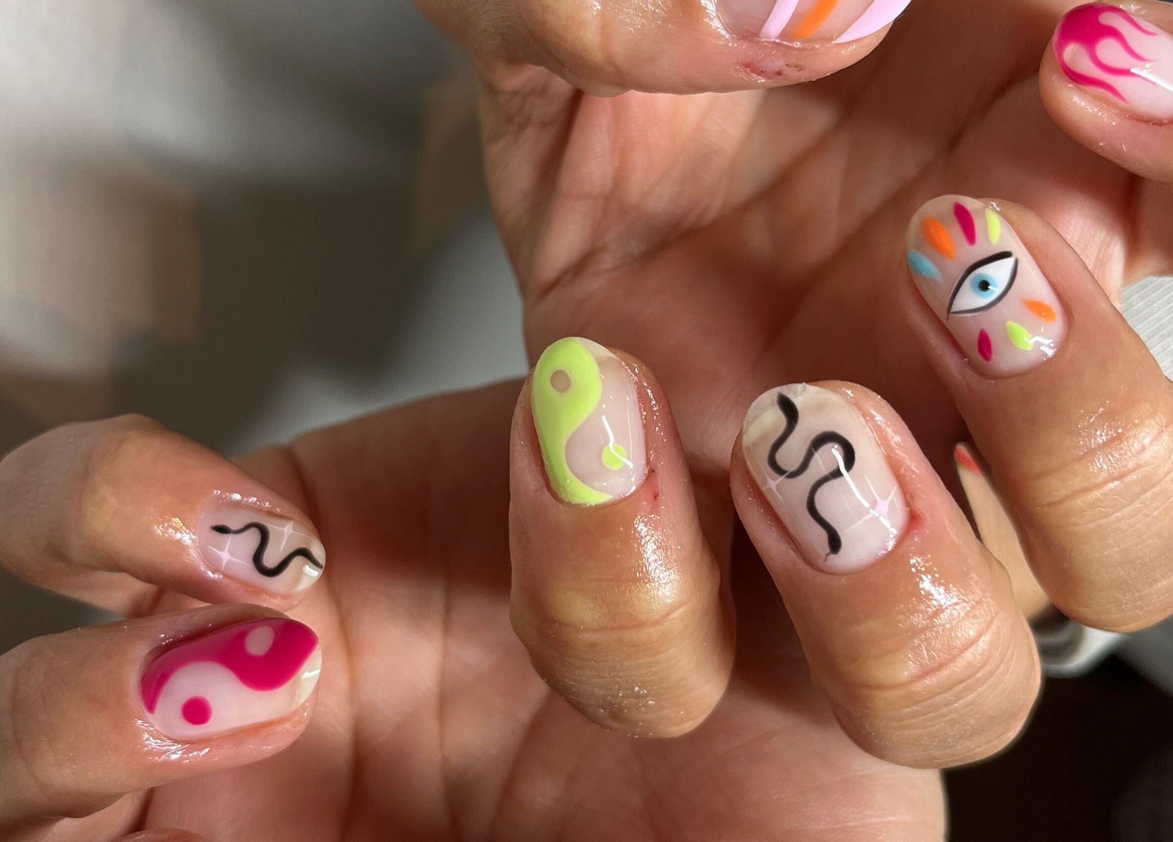 Manicura artística en Chainna, Randwick, New South Wales, AU, con diseños coloridos y modernos.