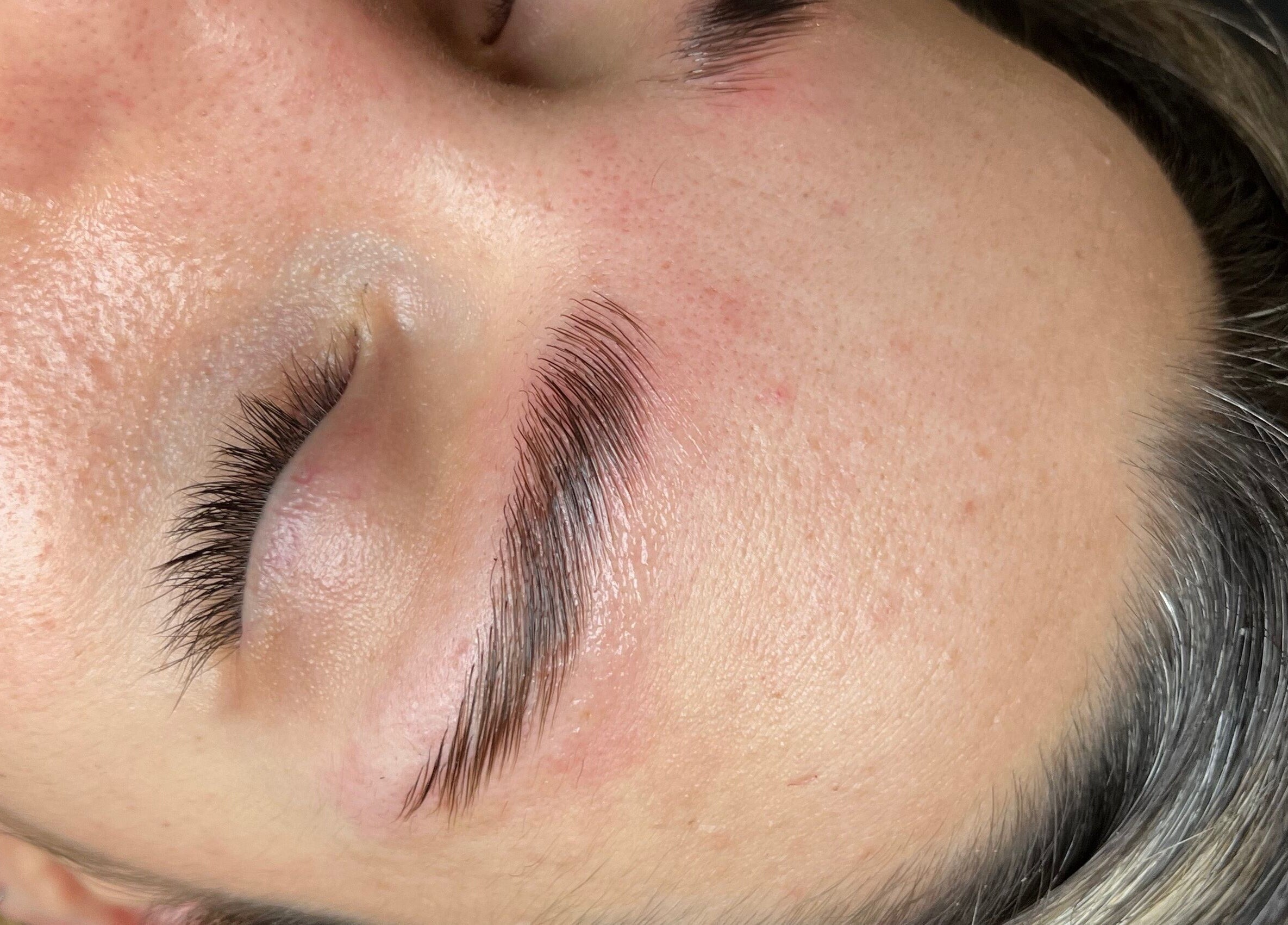 Primer plano de cejas cuidadas en Chainna, Randwick, New South Wales, AU.