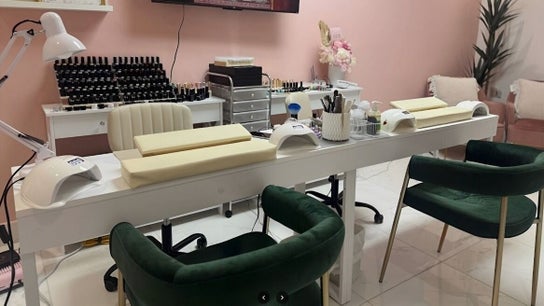 Bisou Nail & Eyelash Atelier