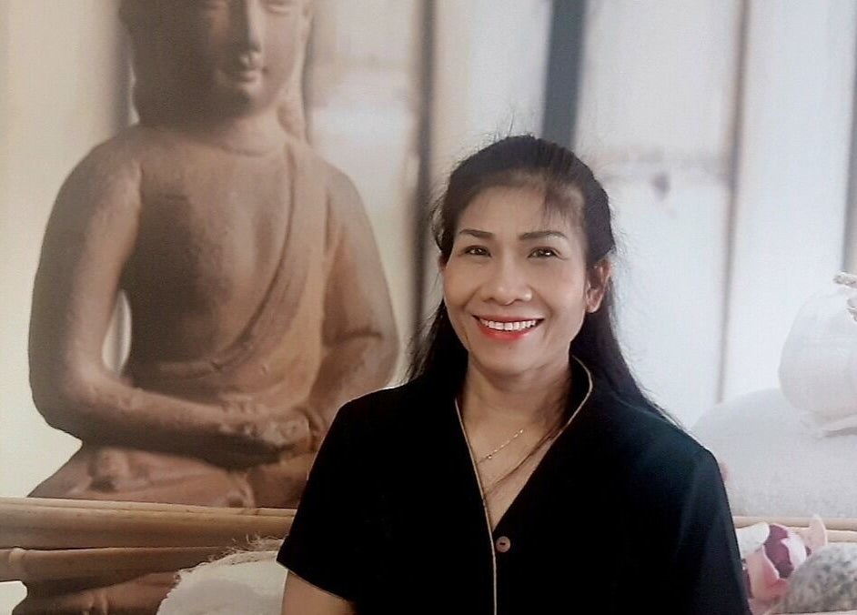 Szakértő masszőr mosolyog a Menta Thai Massage,Mosonmagyaróvár 9200. Jókai utca 6. helyszínen.