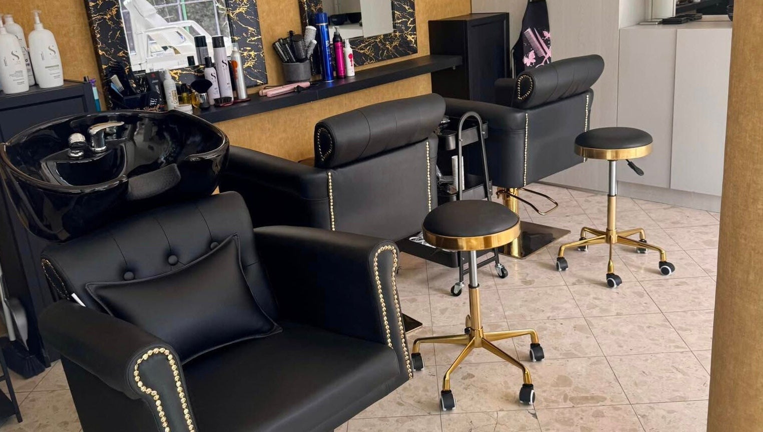 Luxus frizuraszékek a Menta Beauty Salon-Mosonmagyaróvár 9200. Terv utca 4. szalonban, Mosonmagyaróvár, HU.