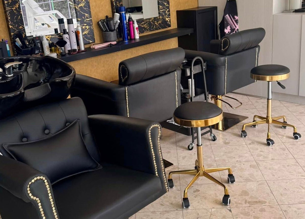 Luxus frizuraszékek a Menta Beauty Salon-Mosonmagyaróvár 9200. Terv utca 4. szalonban, Mosonmagyaróvár, HU.