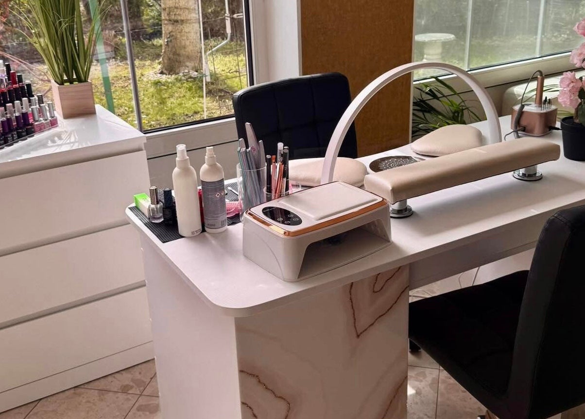 Körömápolás állomás a Menta Beauty Salon-Mosonmagyaróvár 9200. Terv utca 4., Mosonmagyaróvár, HU.