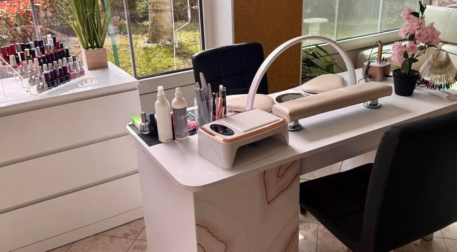 Körömápolás állomás a Menta Beauty Salon-Mosonmagyaróvár 9200. Terv utca 4., Mosonmagyaróvár, HU.