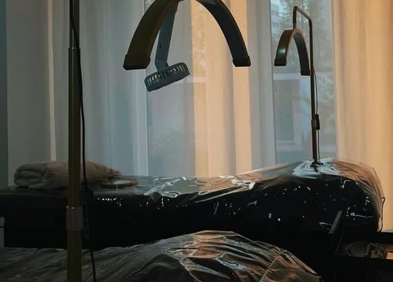 Sala de tratamentos na JORA Aesthetics | Clinic & Academy, Braga, Braga, PT, com macas e lâmpadas modernas.