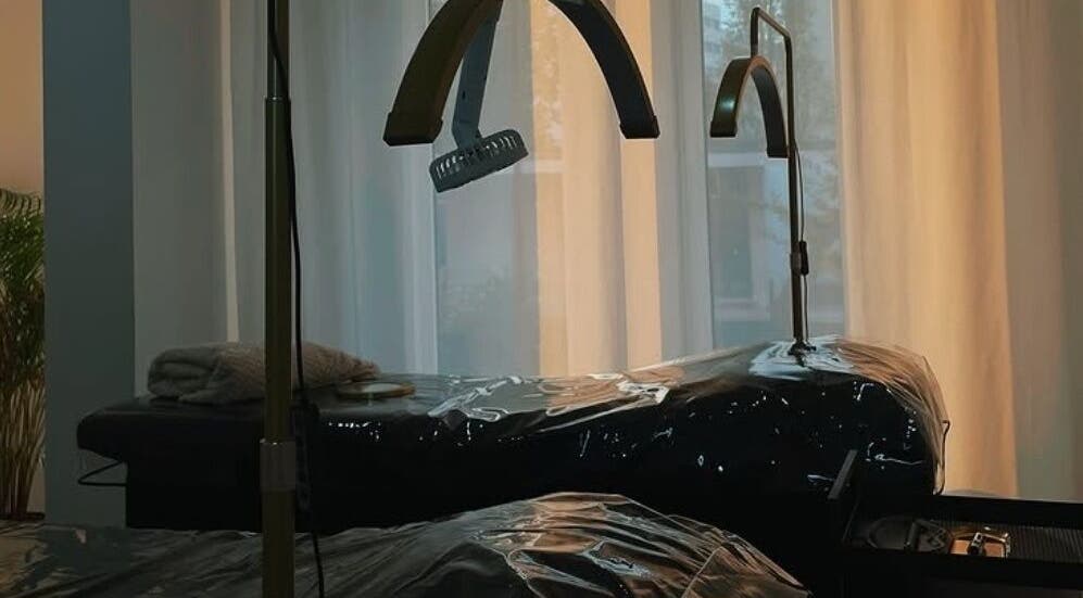 Sala de tratamentos na JORA Aesthetics | Clinic & Academy, Braga, Braga, PT, com macas e lâmpadas modernas.