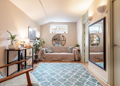Cozy therapy room at Alice Pearl Somatics, London, England, GB with soft lighting and comfortable seating.