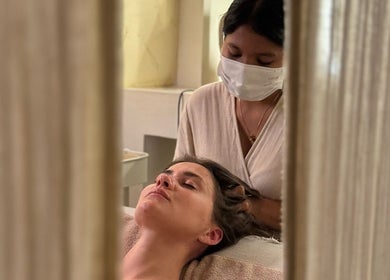 Relaxing head massage at Face Therapy Spa, Umalas, Bali, ID. Experience tranquility and rejuvenation.