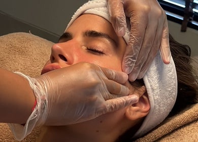 Facial massage at Face Therapy Spa, Umalas, Bali, ID. Experience serenity and rejuvenation.