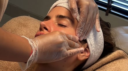 Facial massage at Face Therapy Spa, Umalas, Bali, ID. Experience serenity and rejuvenation.