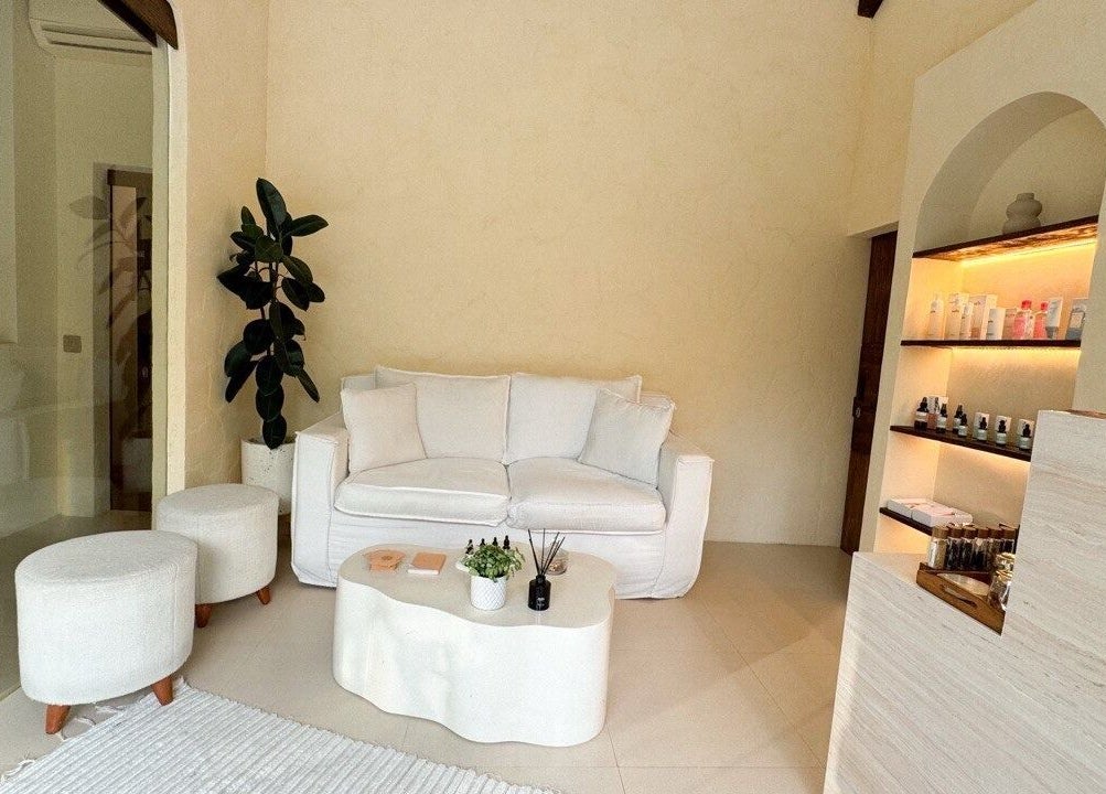Tranquil lounge at Face Therapy Spa, Umalas, Bali, ID, showcasing cozy seating and soothing decor.