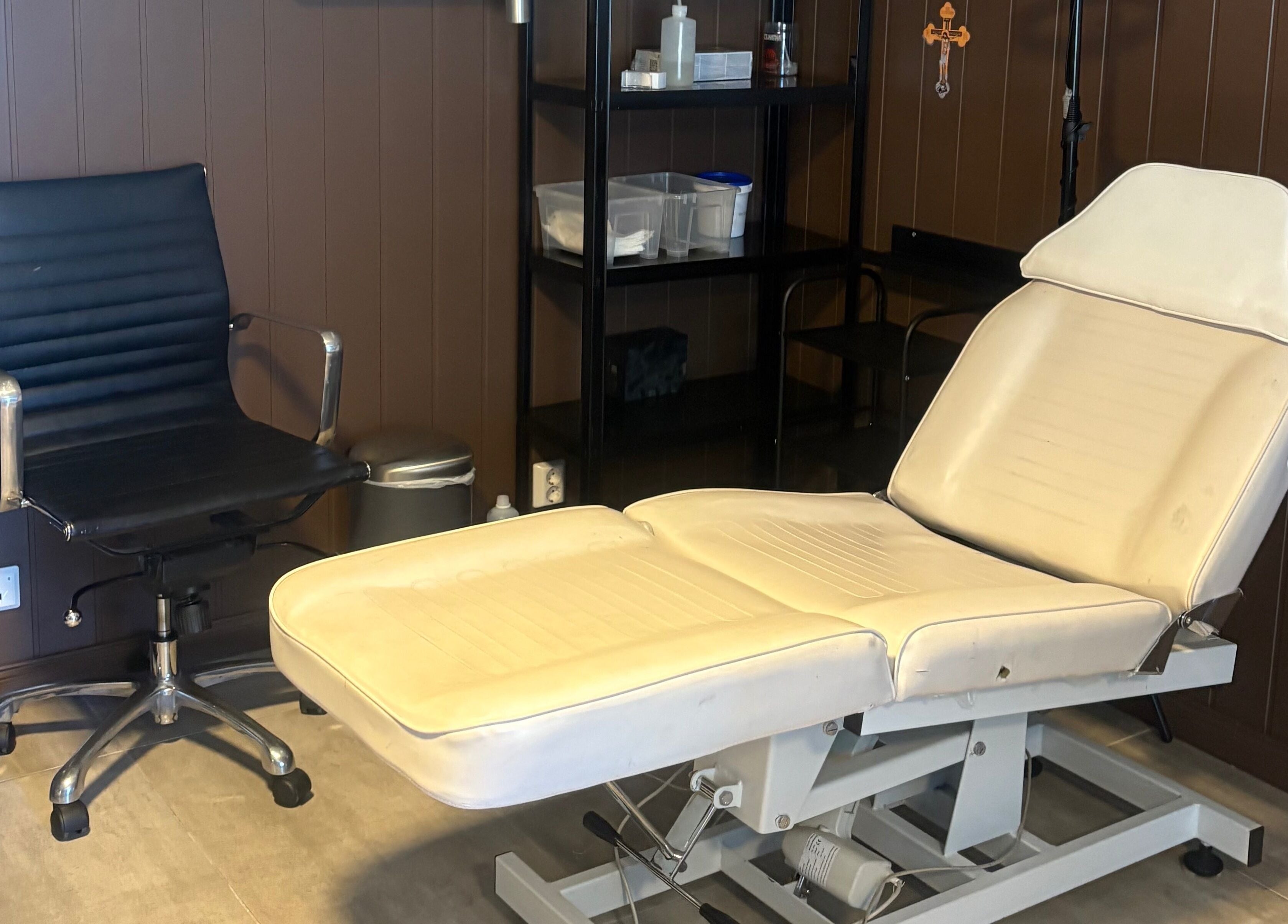 Moderne studiointeriør hos Tattoo Tom Studio i Sørumsand, Akershus, NO, med stilig behandlingsbenk.