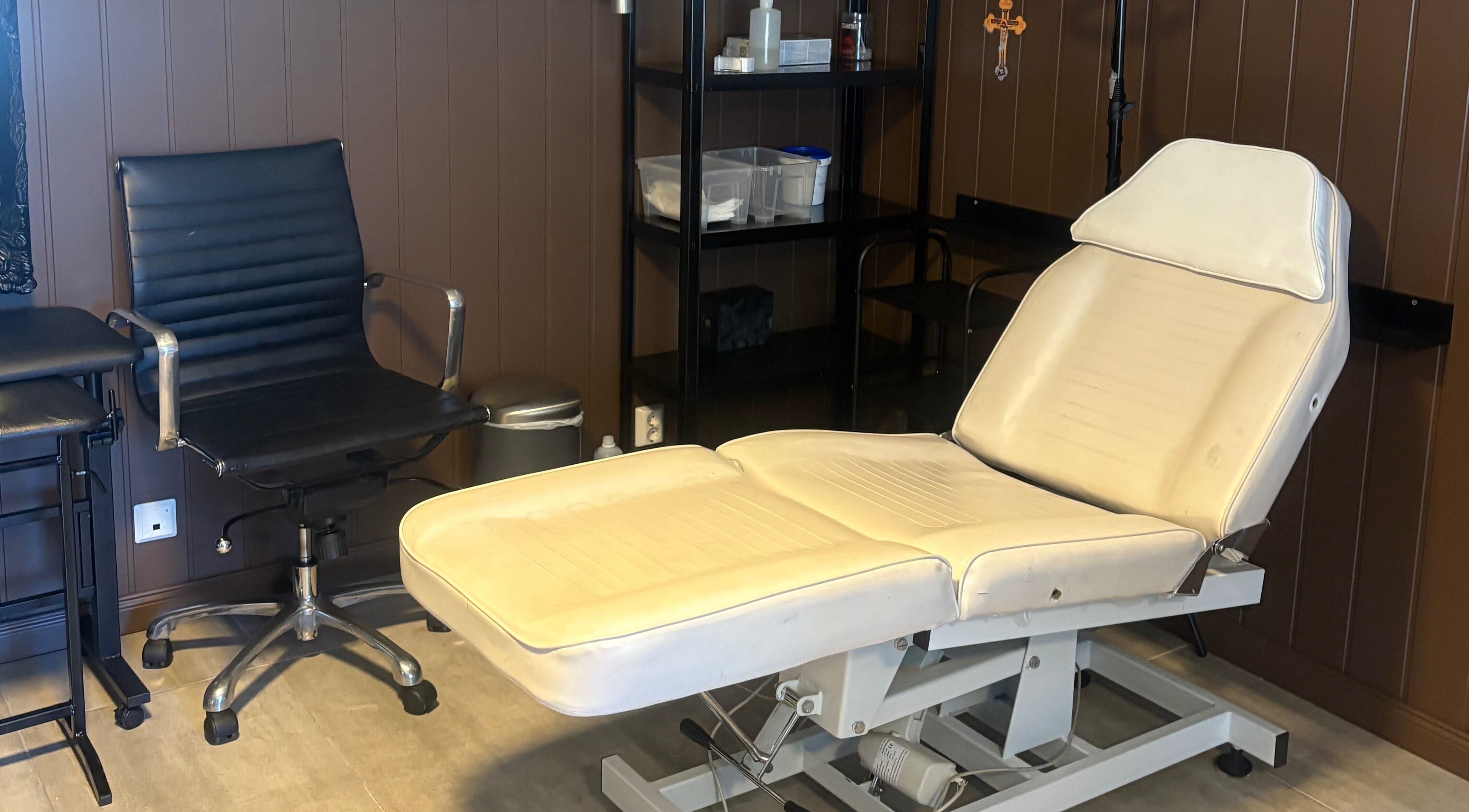 Moderne studiointeriør hos Tattoo Tom Studio i Sørumsand, Akershus, NO, med stilig behandlingsbenk.