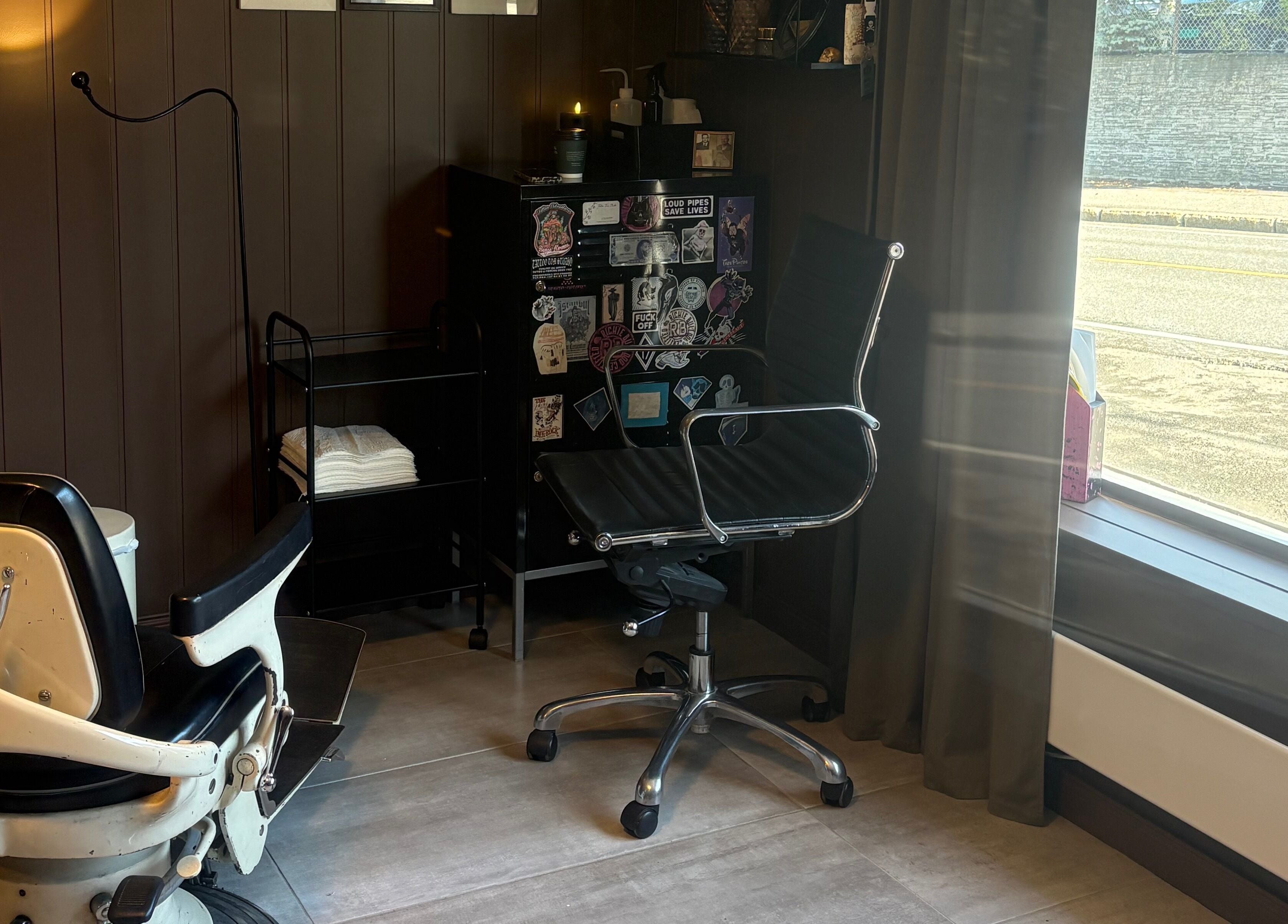 Tattoo Tom Studio i Sørumsand, Akershus, NO, med stilfulle stoler og teppebelagt gulv.