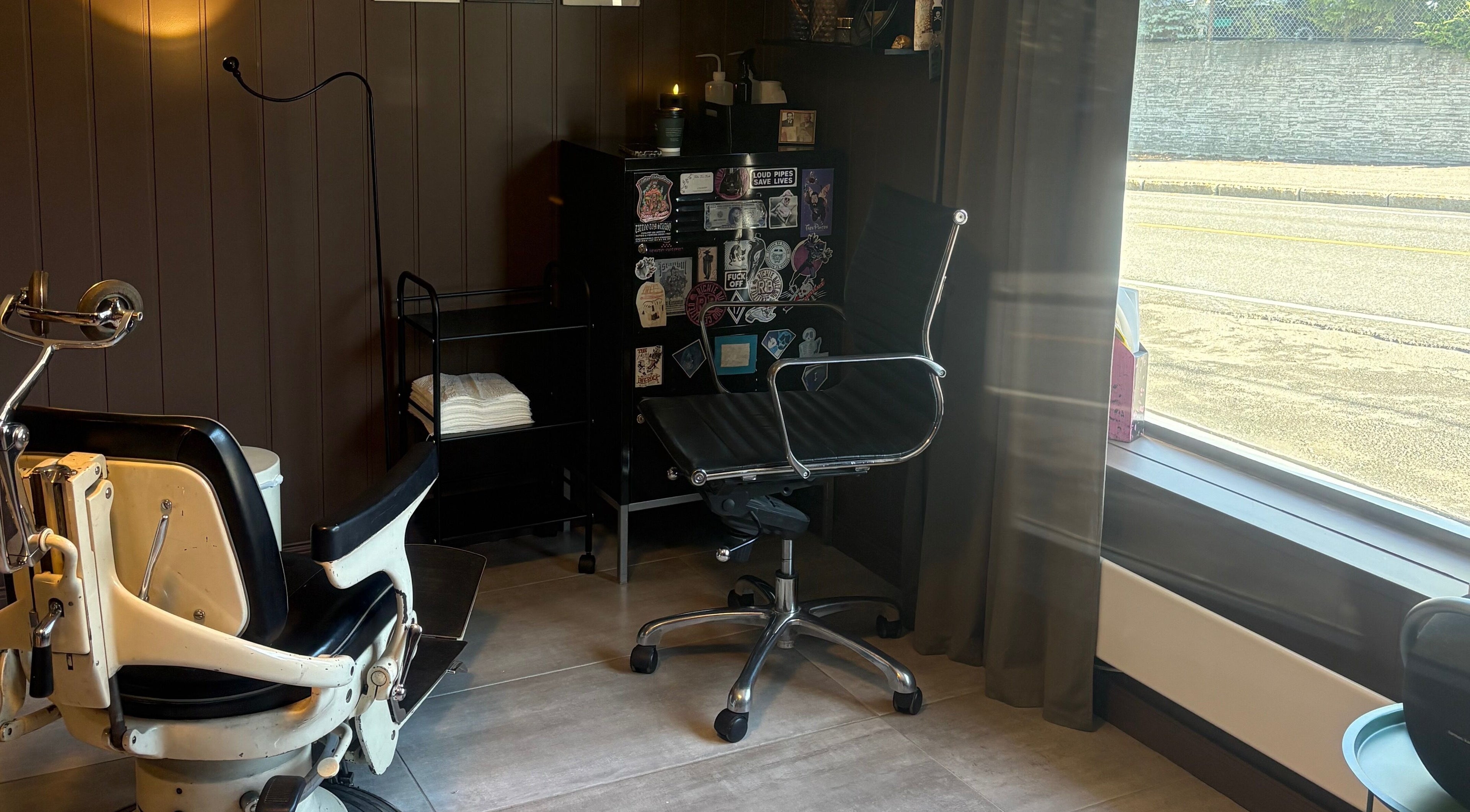 Tattoo Tom Studio i Sørumsand, Akershus, NO, med stilfulle stoler og teppebelagt gulv.