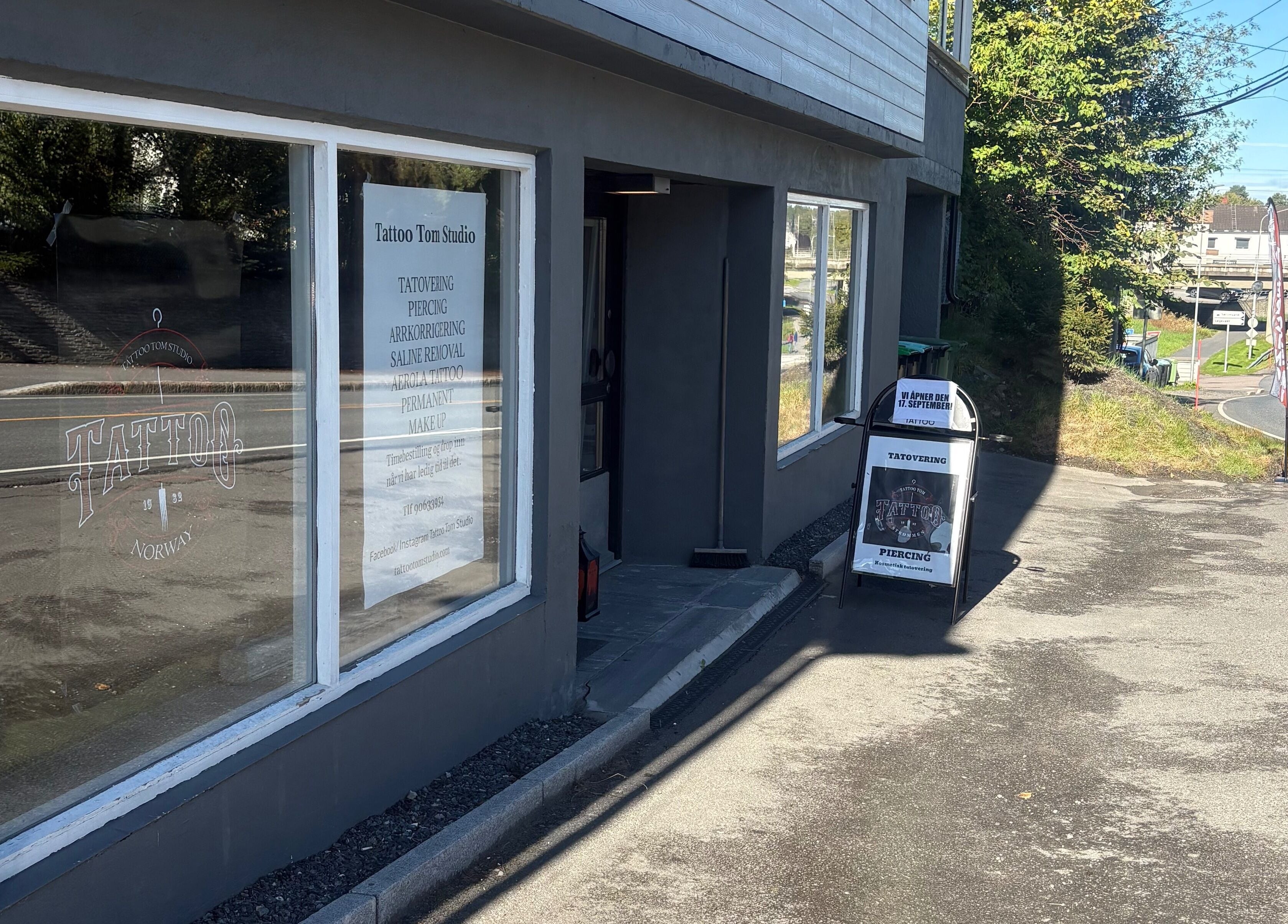 Utsiden av Tattoo Tom Studio i Sørumsand, Akershus, NO, med stilren fasade og skilt.