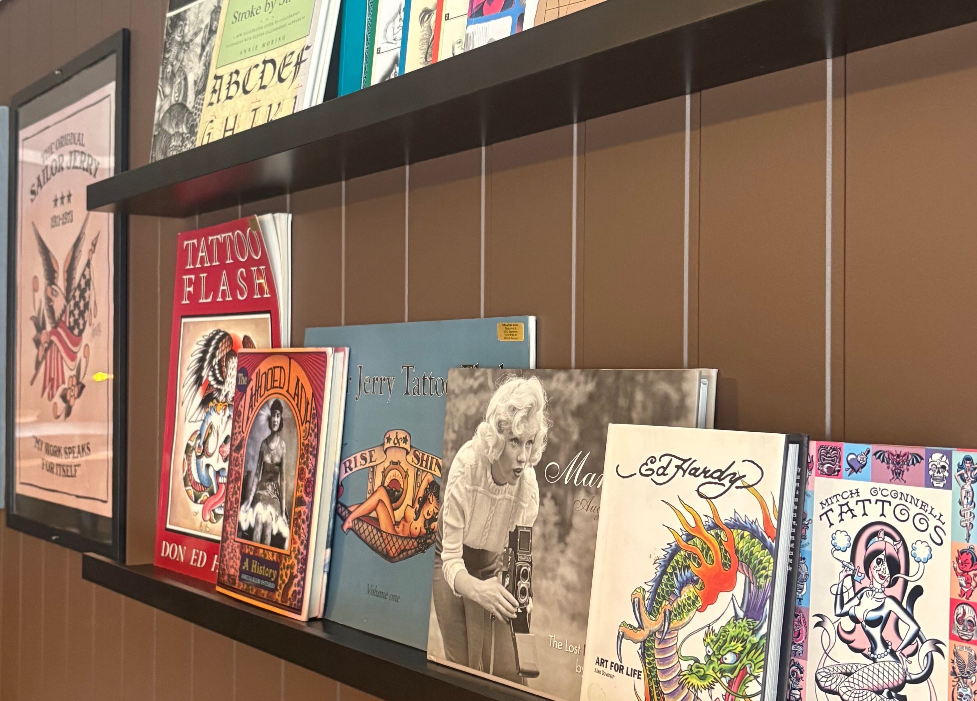 Bokhylle med tatoveringsbøker på Tattoo Tom Studio, Sørumsand, Akershus, NO.