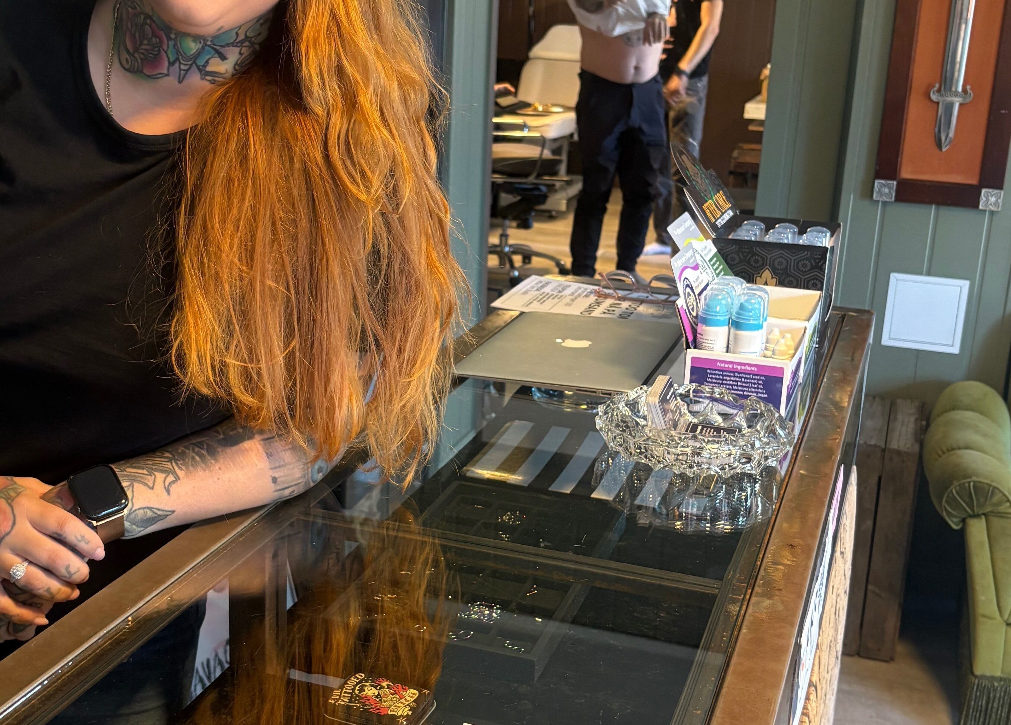 Resepsjonsområde i Tattoo Tom Studio i Sørumsand, Akershus, NO, med hyggelig ansatte og dekorert interiør.