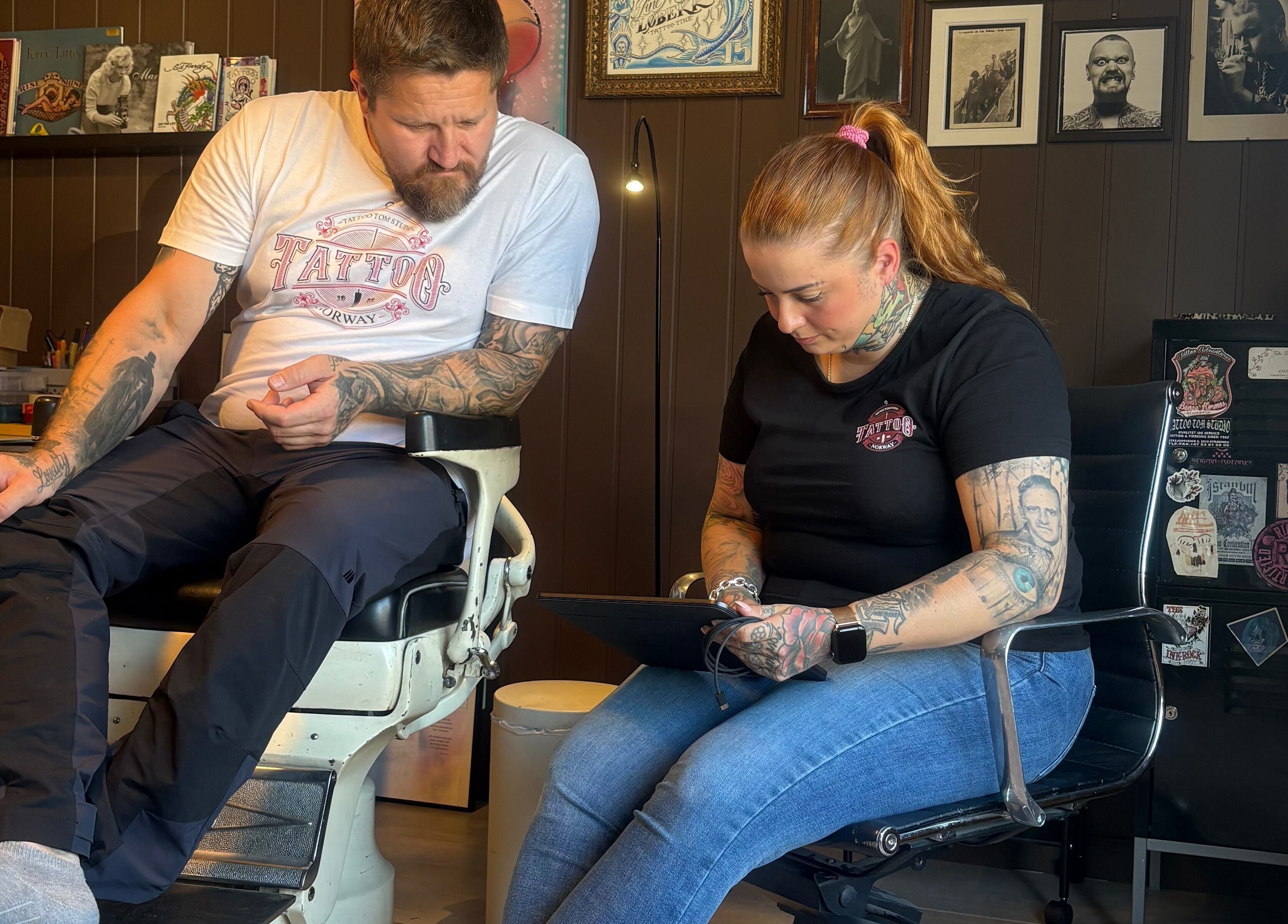 Kunstnere jobber på design hos Tattoo Tom Studio, Sørumsand, Akershus, NO.