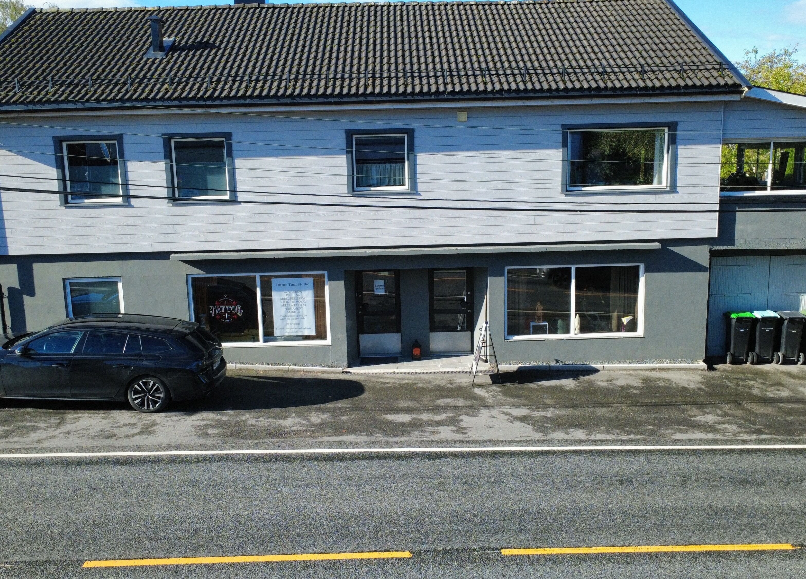 Utvendig visning av Tattoo Tom Studio, Sørumsand, Akershus, NO, med fasaden og inngangsparti.
