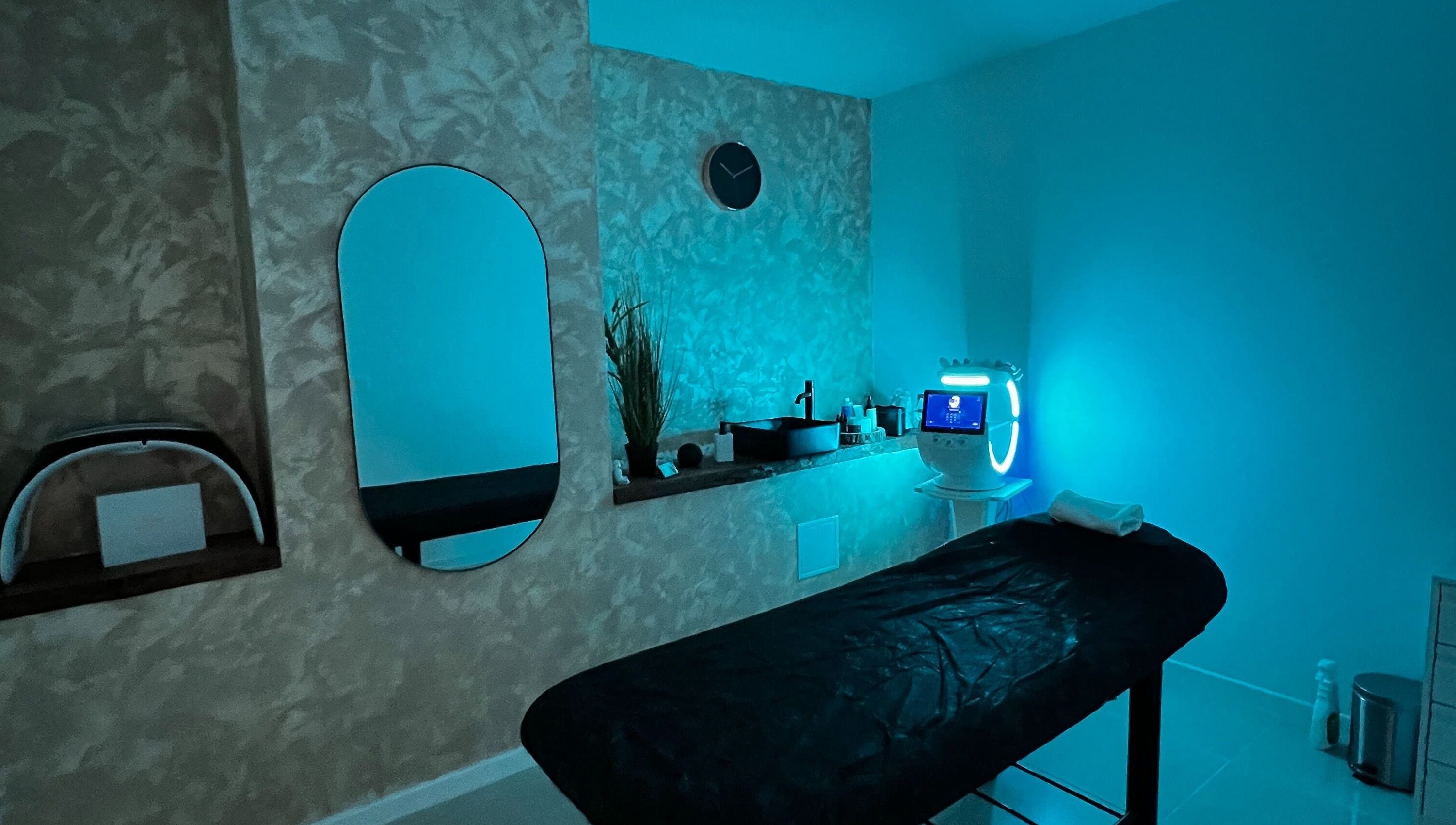 Centro Merici ofrece una sala de tratamiento iluminada en azul en Playa De La Américas, Canarias, ES.