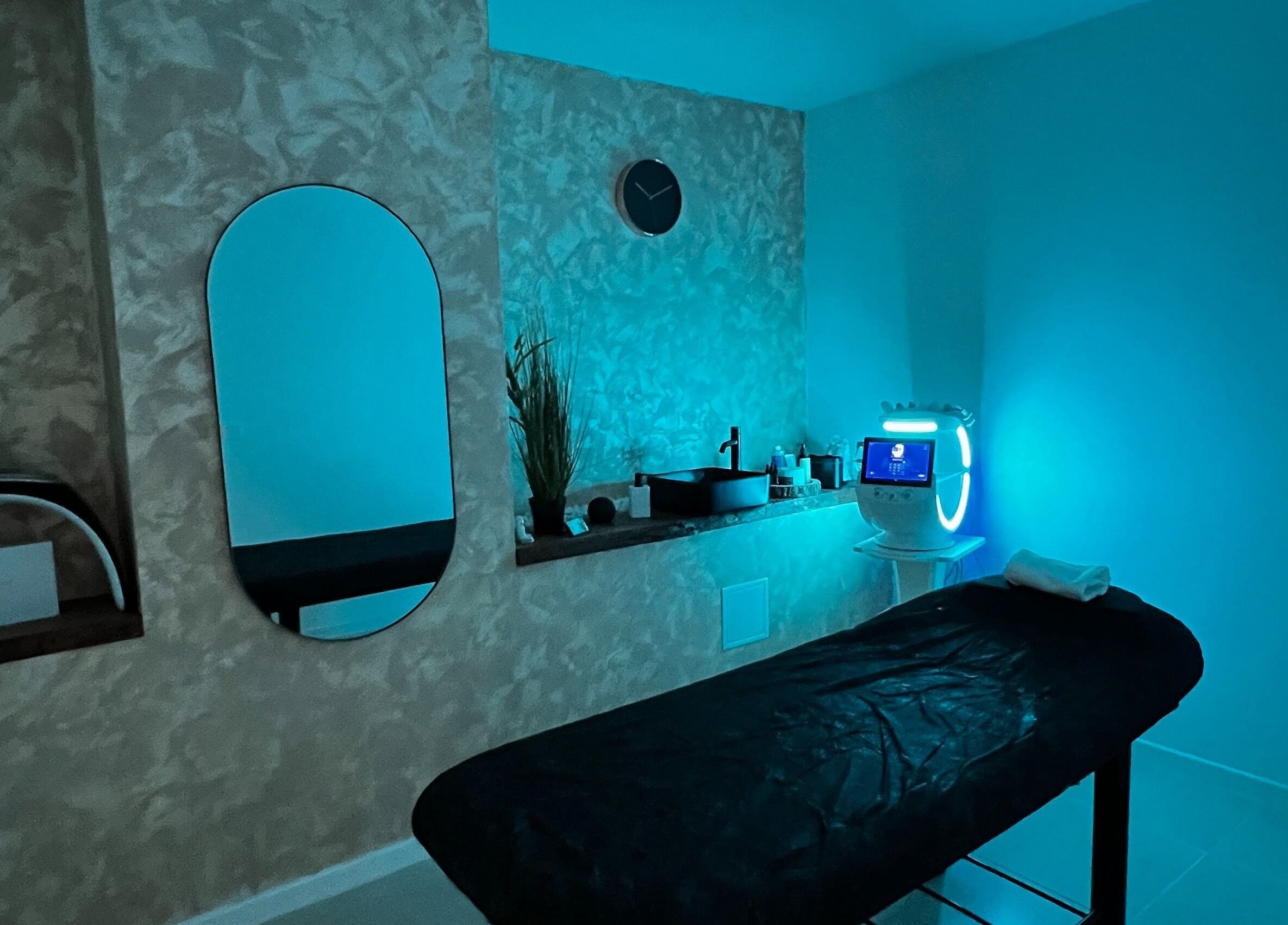 Centro Merici ofrece una sala de tratamiento iluminada en azul en Playa De La Américas, Canarias, ES.