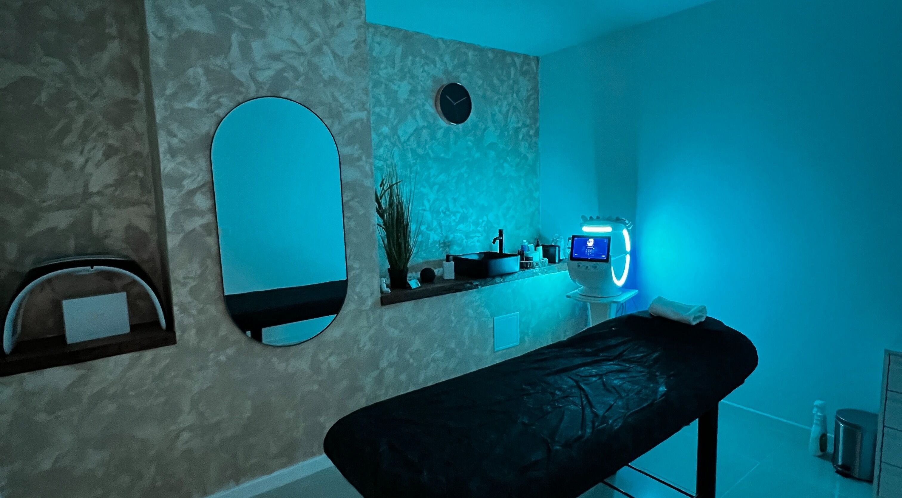 Centro Merici ofrece una sala de tratamiento iluminada en azul en Playa De La Américas, Canarias, ES.