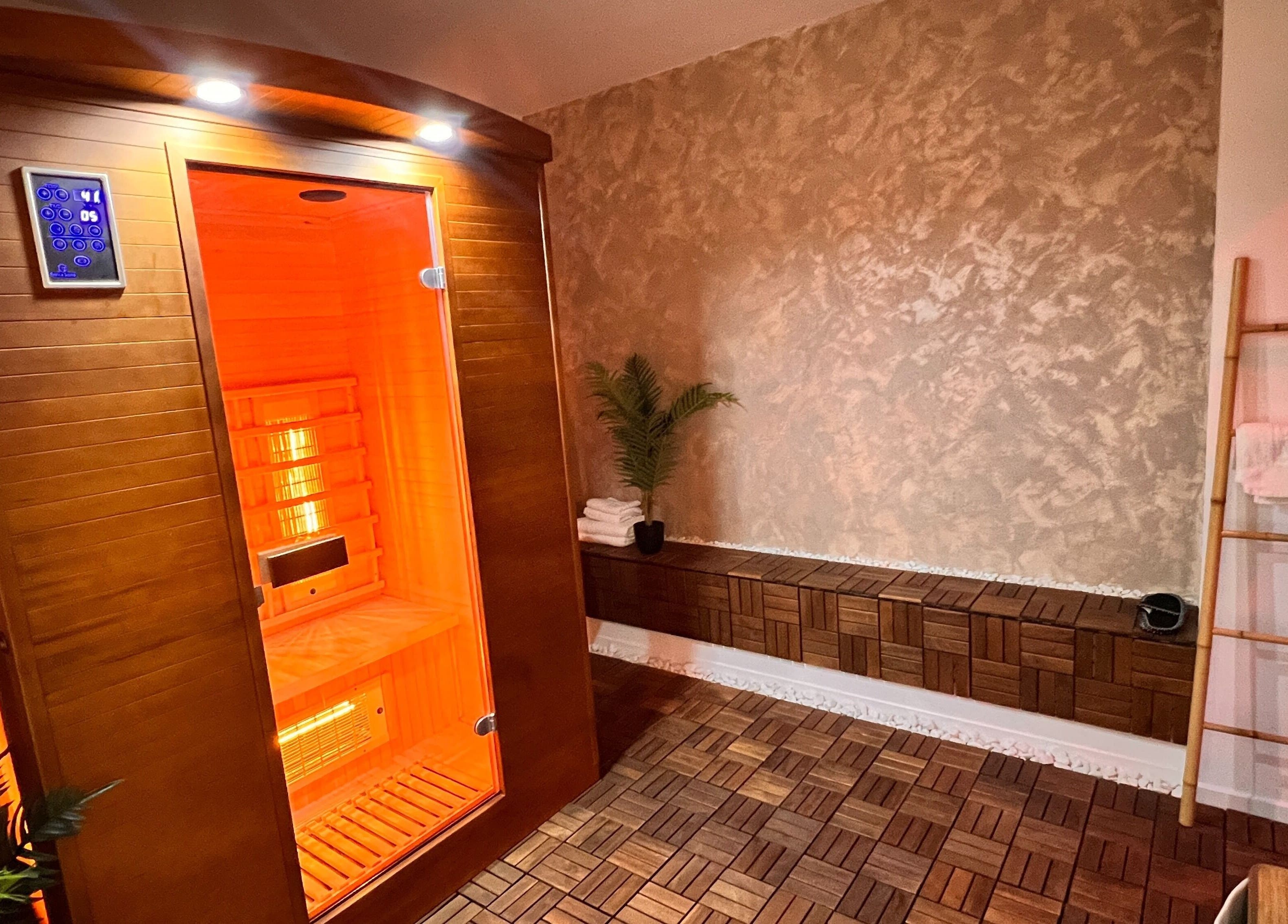 Sauna acogedora en Centro Merici, Playa De La Américas, Canarias, ES, destacando su diseño moderno.