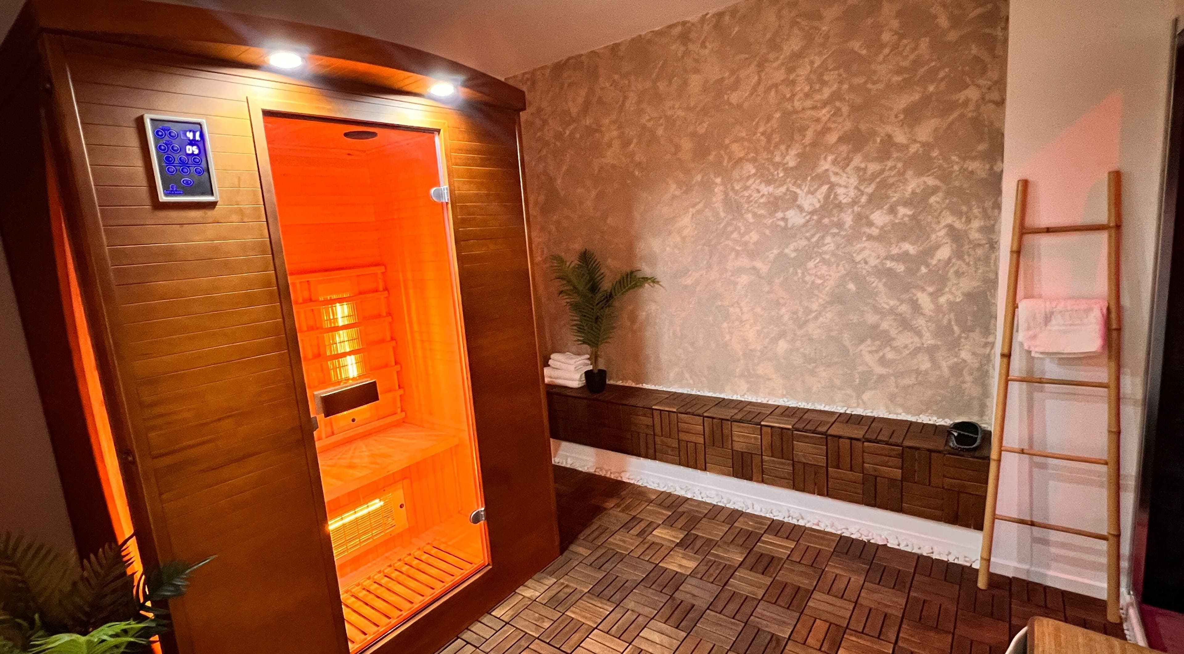 Sauna acogedora en Centro Merici, Playa De La Américas, Canarias, ES, destacando su diseño moderno.