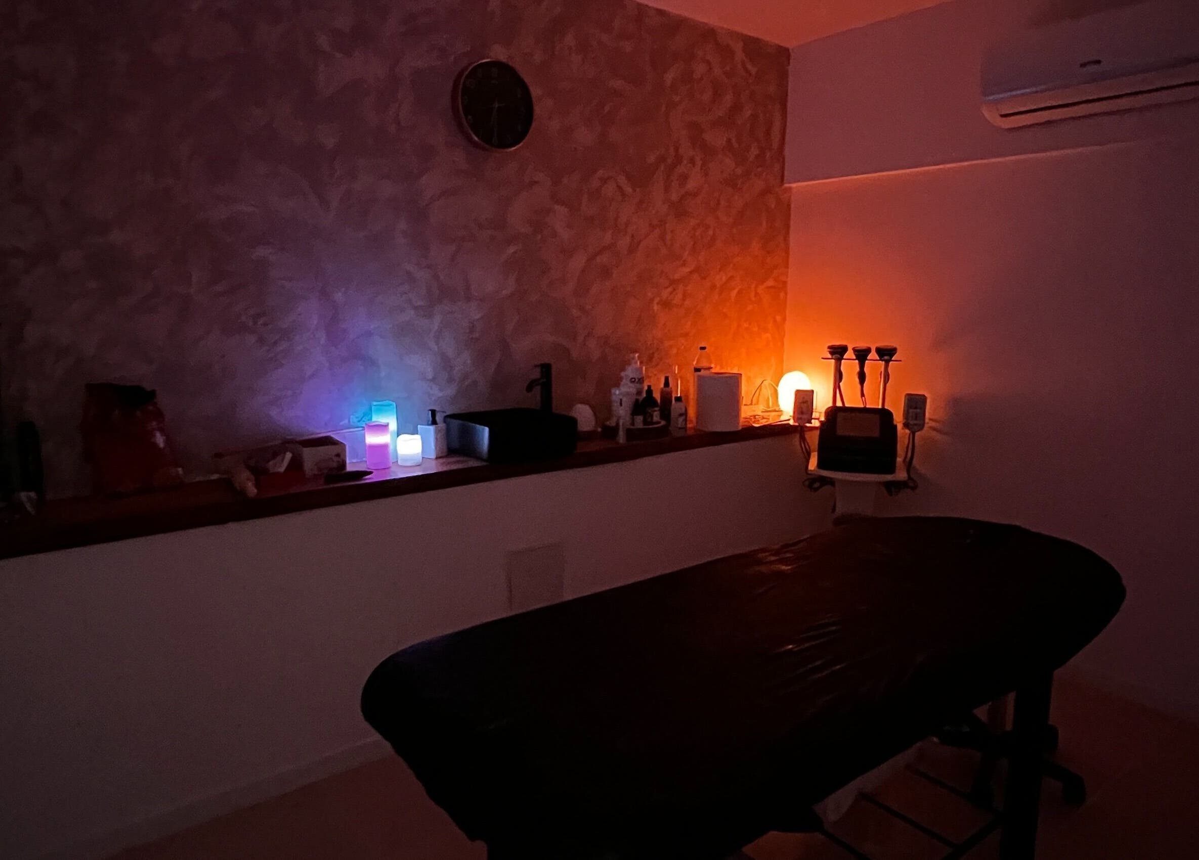 Sala de masajes en Centro Merici, Playa De La Américas, Canarias, ES, iluminada con luces suaves.