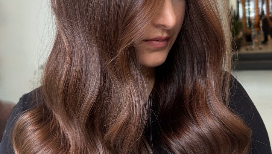 Glanzend bruin haar gestyled bij Mayke Hair in Amsterdam, Noord-Holland, NL.